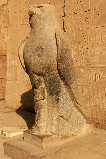 Primer plano de la estatua del dios Horus frente a la entrada del templo pilón (Walwyn / Flickr)