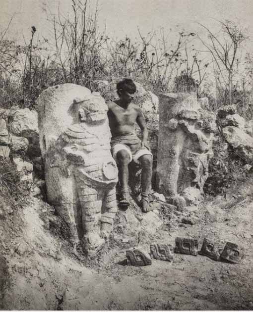 Foto A, foto antigua de columnas de piedra tallada en Oxkintok. (Proporcionado por el autor)