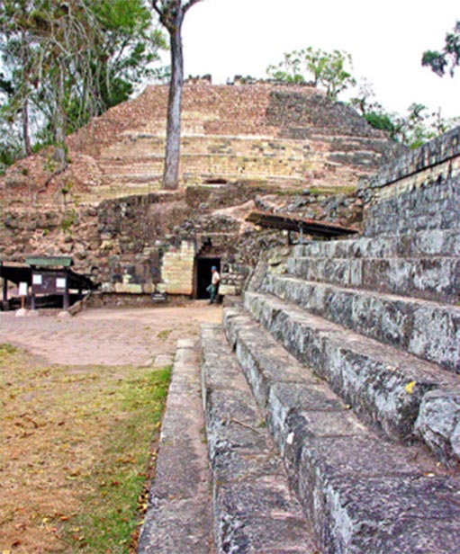 Mirando hacia el Templo 16 y la entrada del túnel que va debajo del Templo de Rosalila. (Artix Kreiger 2 / CC BY-SA 2.0)