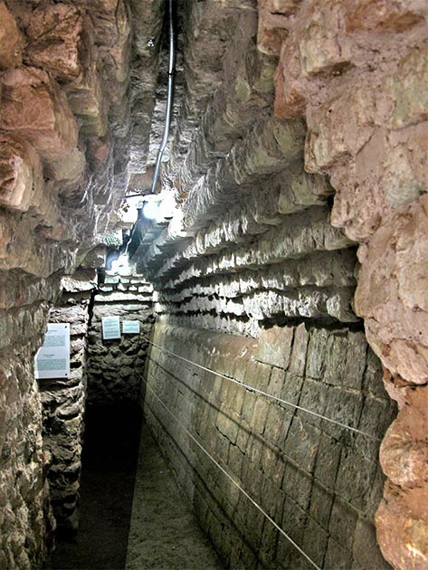 Túnel al templo enterrado de Rosalila. (youngrobv / CC BY-SA 2.0)