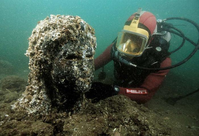 Descubrimiento de una estatua durante una misión submarina, Alejandría, Egipto (IMGUR)