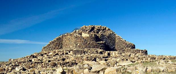 El yacimiento arqueológico de Su Nuraxi , que fue excavado en 1950, ha sido datado en la Edad del Bronce, Cerdeña (The Guardian)