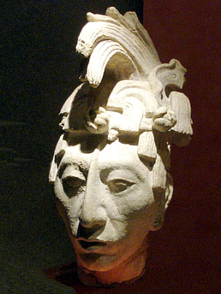 Escultura del Rey K’inich Janaab’ Pakal, o “Gran Pakal”. Museo Nacional de Antropología , Ciudad de México. Wikimedia Commons