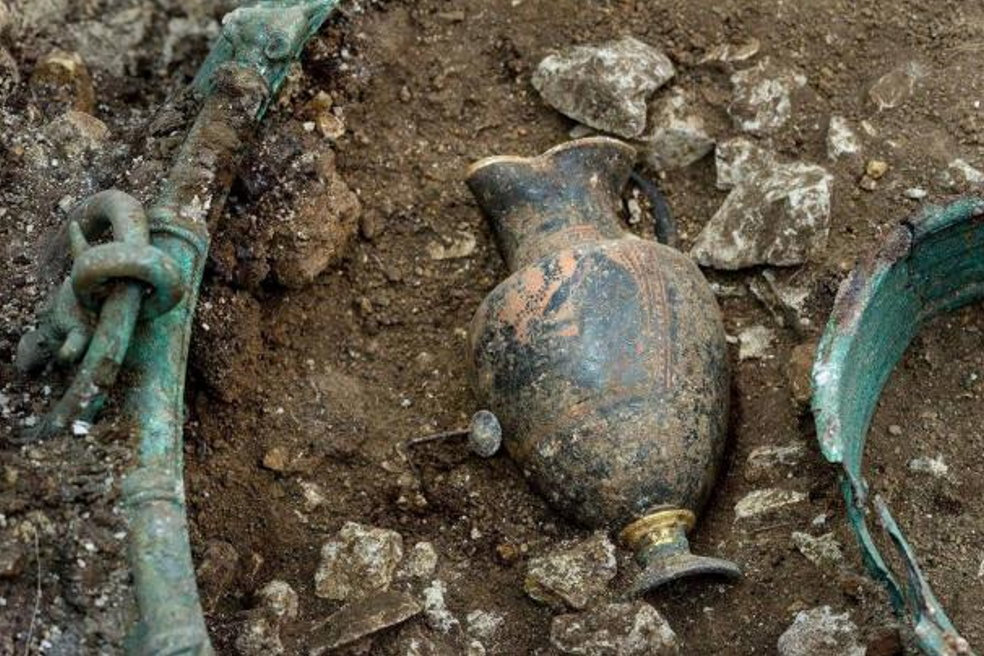 El príncipe o princesa fue enterrado junto con un juego de vino decorado con Dioniso, el dios griego del vino y el éxtasis (foto: INRAP)