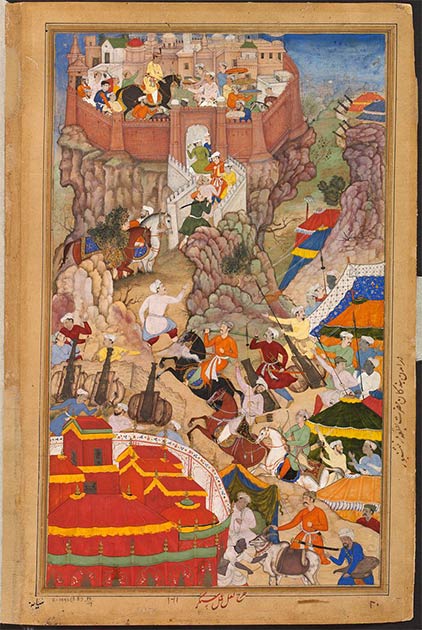 Izquierda: bueyes arrastrando armas de asedio colina arriba durante el ataque de Akbar al fuerte de Ranthambhor en 1568. (Dominio público) Derecha: entrada de Akbar al fuerte de Ranthambhor en 1569 después de la sumisión del Rajput. (Dominio público)