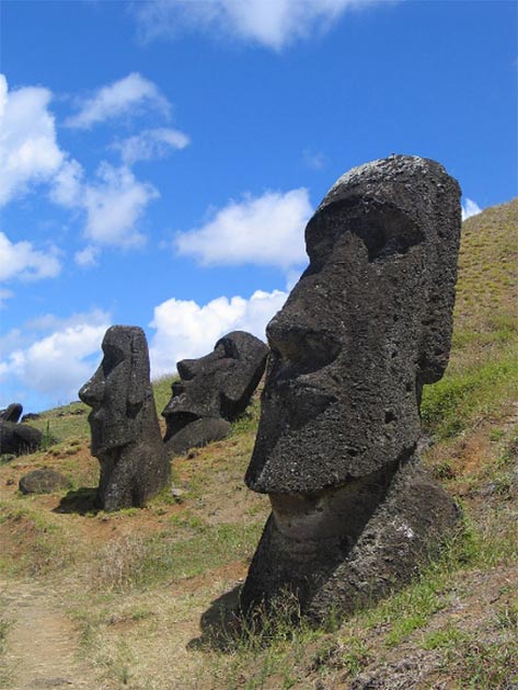 él ahora mundialmente famoso, gigantescas cabezas "Moai" de Isla de Pascua - la mayoría están acompañadas con cuerpos aún más grandes enterrados bajo tierra. (Dominio publico)