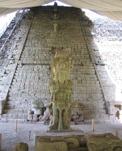 Templo de Rosalila en el sitio de Copán: aquí se muestra la estela M y la escalera jeroglífica. (Peter Andersen / CC BY-SA 3.0)