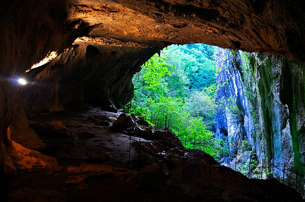 Boca y parte del interior de la Cueva de las Brujas de Zugarramurdi (Flickr)