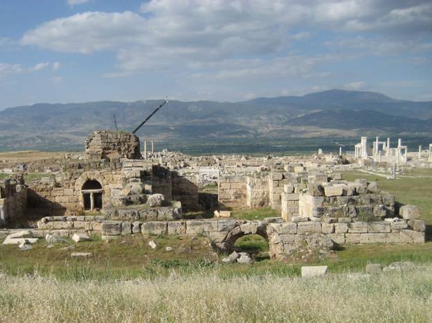 Antigua iglesia de Laodicea; Juan Evangelista, autor del último libro de la Biblia Cristiana, escribió una carta a la iglesia de Laodicea que forma parte del libro del Apocalipsis.(Foto: Rjdeadly/Wikimedia Commons)