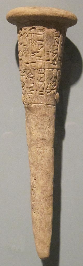 Depósito de fundación (estaca ritual de fundación), Babilonia (Iraq), c. 2.500 a. C., terracota. Public Domain