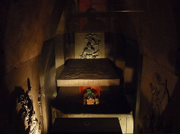 Reconstrucción de la tumba de Pakal en el Museo Nacional de Antropología. Wikimedia Commons