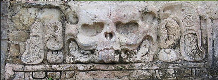 Detalle de uno de los bajorrelieves descubiertos en Palenque, México. Wikimedia Commons