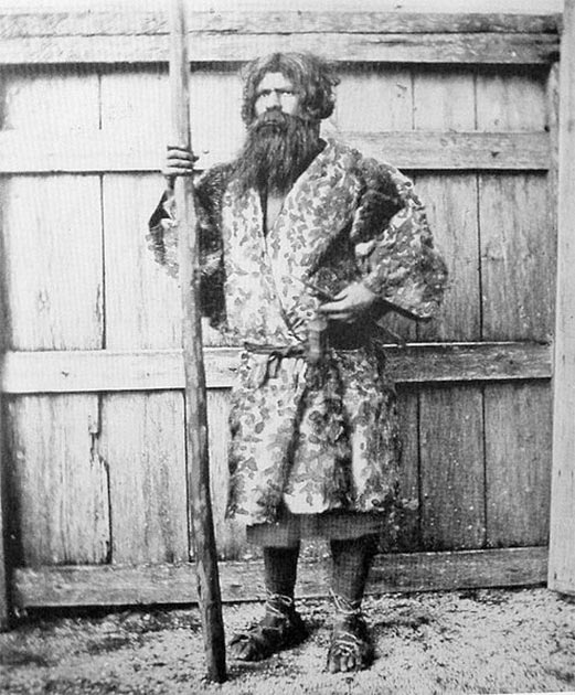 Un hombre ainu, uno de los pueblos indígenas de Hokkaido. (Dominio publico)