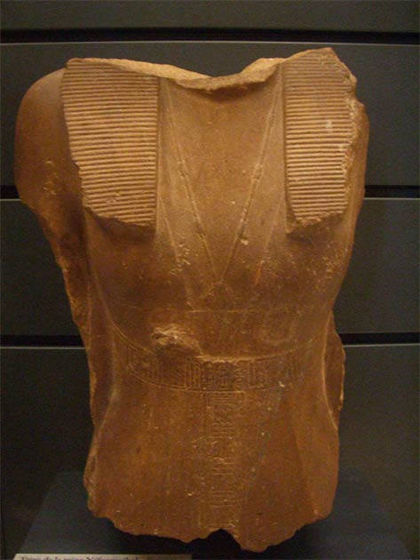 Busto de Sobekneferu en exhibición en el Louvre, París. (Dominio público)