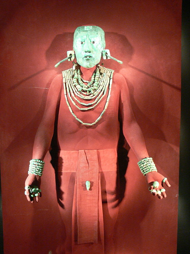 La máscara de jade y el resto de ornamentos del Rey K’inich Janaab’ Pakal, “Gran Pakal” descubiertos en Palenque. WikiCommons