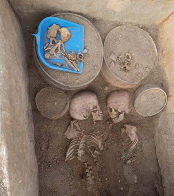 Dentro de la tumba, los excavadores encontraron los esqueletos de dos adolescentes, un hombre y una mujer. (Noticias Tengri)