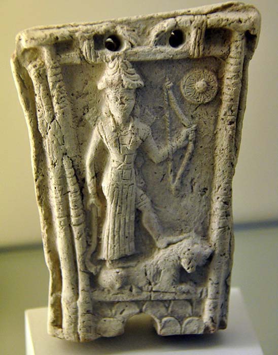 La diosa Ishtar (Inanna) se para en la espalda de un animal (probablemente un leÃ³n). Ella sostiene un arco con la mano izquierda, mientras que la mano derecha agarra lo que parece ser un objeto parecido a una hoz. El sÃ­mbolo del dios Shamash (Utu) se puede ver en la esquina superior derecha (CC by SA 4.0).