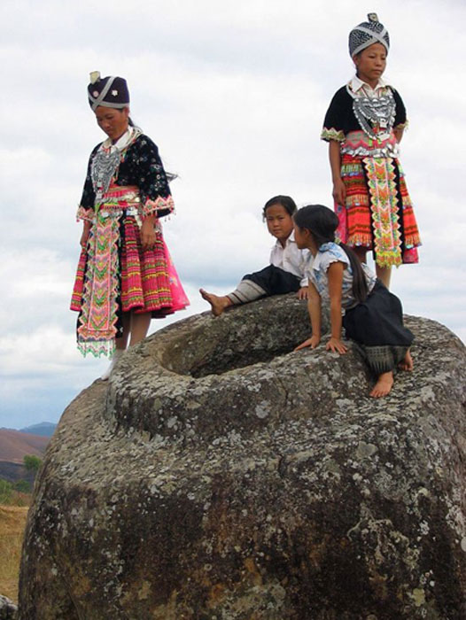 Laos Plain de Jars con niñas hmong (Wikimedia Commons)