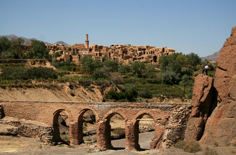 El antiguo puente de Kharanaq, con la Ciudad Vieja al fondo. (Wikimedia Commons)