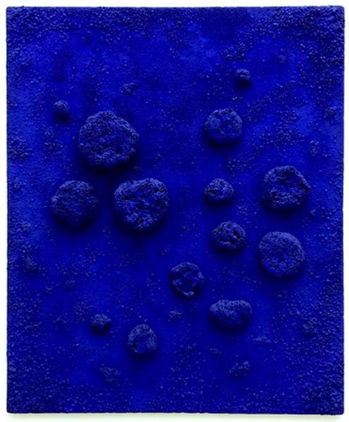 Pintura sobre lienzo sobre madera contrachapada. L'accord bleu (RE 10), 1960, pieza en técnica mixta de Yves Klein (1928-1962). Con pigmento IKB sobre lienzo y esponjas. (CC BY-SA 3.0)