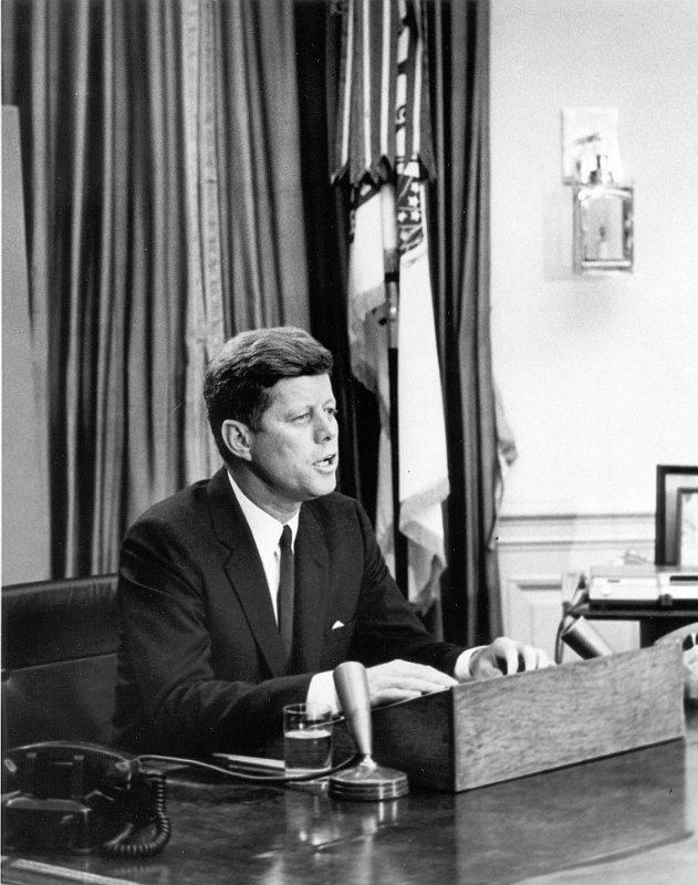 Durante la administración Kennedy, una parte del presupuesto de los EE.UU. se lo disputaron la investigación espacial y la del océano abisal. El presidente J. F. Kennedy dirigiéndose a la nación en junio de 1963. (Public Domain) 