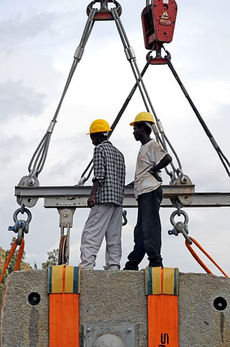 Trabajadores durante la reinstalaciÃ³n de Aksum Obelisk. (Eric00000007 / CC BY-SA 3.0)