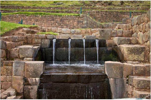 Antiguos surtidores de agua en TipÃ³n, PerÃº