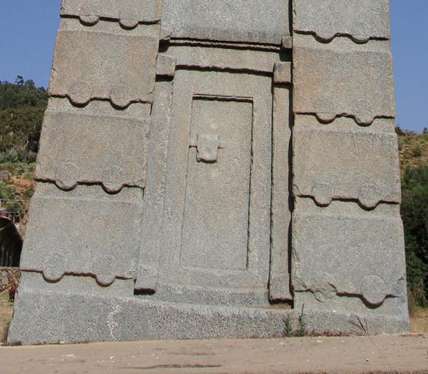 Cerca del obelisco que muestra la puerta falsa. (Knovakov / Adobe)