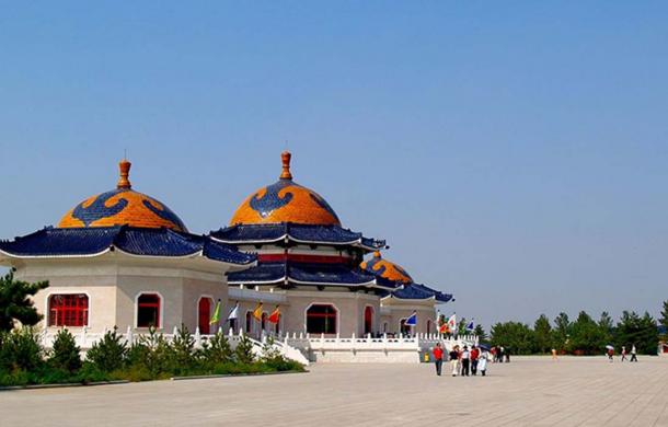 O Mausoléu de Genghis Khan Mausoléu de Genghis Khan perto de Ordos, na Mongólia Interior.  (Magnus Manske / CC BY-SA 3.0)