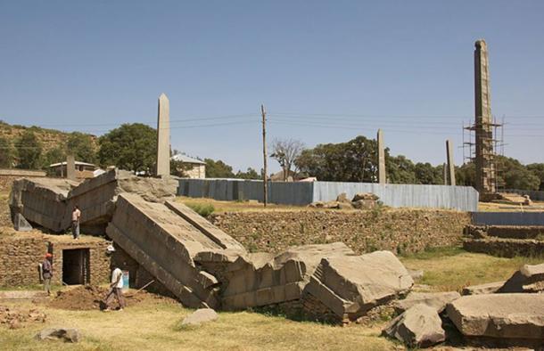 Esta foto muestra parte del parque de las estelas del norte en Axum, EtiopÃ­a. A la izquierda estÃ¡n los restos destrozados del Gran Obelisco, a la derecha estÃ¡ el obelisco de 27 metros de altura (algunos dirÃ­an que tiene 23 metros de altura) llamado "Estela del rey Ezana". (Magnus Manske / CC BY-SA 2.0)