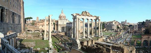 El Foro Romano. Vista hacia el noreste desde el Pórtico Dii Consentes. (DannyBoy7783/GNU Free Documentation License)