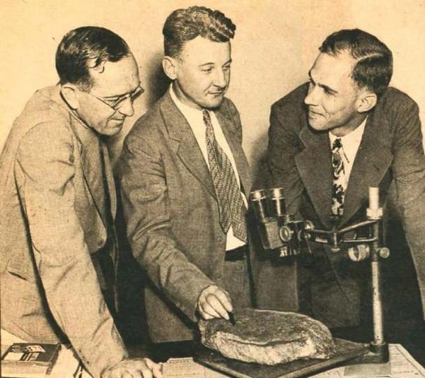 Haywood Pearce, Jr. con sus colegas Emory James G. Lester, a la izquierda Ben W. Gibson puso la piedra bajo el microscopio. (Universidad de Brenau)