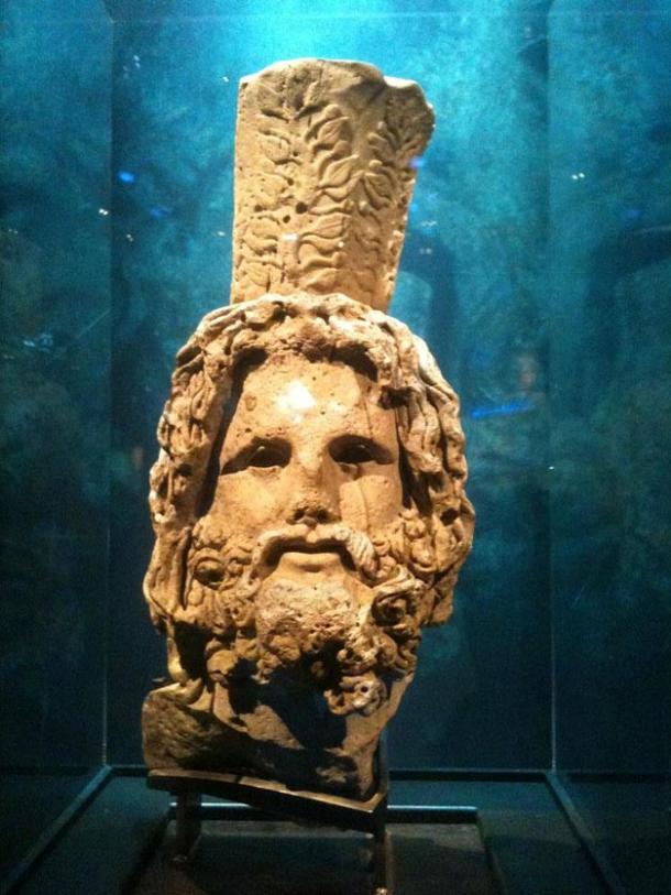 Cabeza de Serapis, tomada de una estatua de 3.6 metros hallada en la costa de Alejandría.