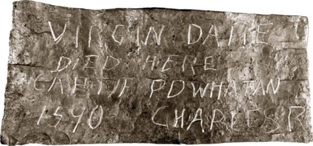 Una de las otras piedras dice: "La Virgen Dare muriÃ³ aquÃ­, Captif Powhatan, 1590, Charles R". (Dominio publico)