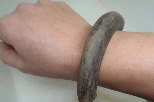 Parte del brazalete de la Edad de Bronce encontrado en Carnoustie. (GUARDIA ArqueologÃ­a)