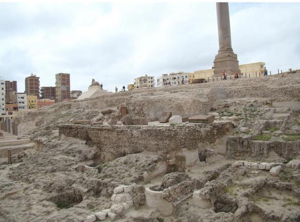 Los restos del lugar antiguo del templo de Serapis en Alejandría. Incluyó alguna vez el templo, una biblioteca, salones de conferencias y santuarios más pequeños, pero después de muchas reconstrucciones y conflictos sobre el sitio, ahora es prácticamente solo ruinas.