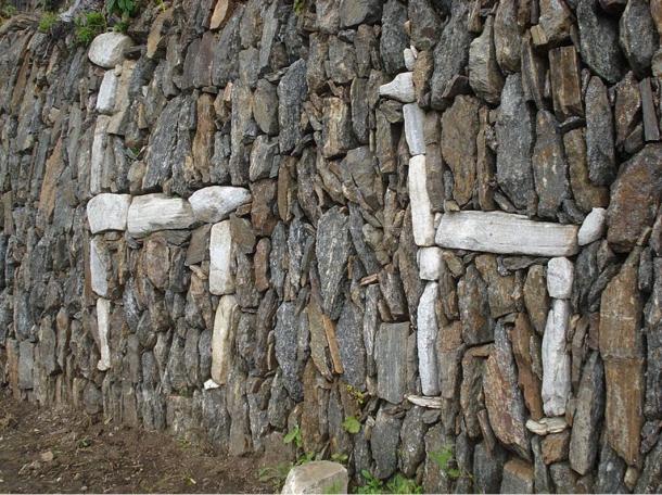 Dos llamas en piedra blanca en Choquequirao