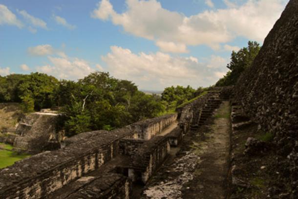 Una pasarela a lo largo del templo en Xunantunich (Zhu / CC BY-NC 2.0)