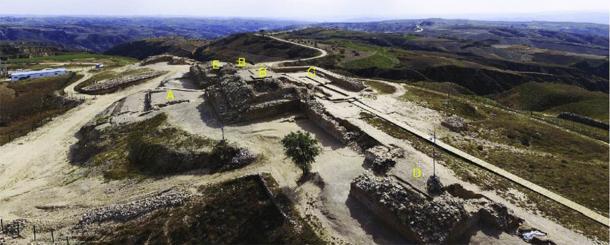 Foto aérea de la puerta este de Shimao. A: pantalla en forma de U; B: torre de la puerta; C: pared en forma de L; D: bastión; E: torre de esquina. (Zhouyong Sun et al.2017)