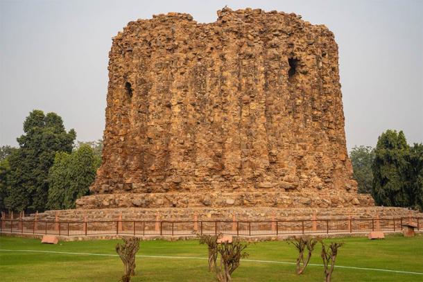 El monumento inacabado de Alai Minar dentro del complejo Qutab Minar en Nueva Delhi que estaba destinado a ser más alto que el Qutab Minar (MelissaMN / Adobe Stock)