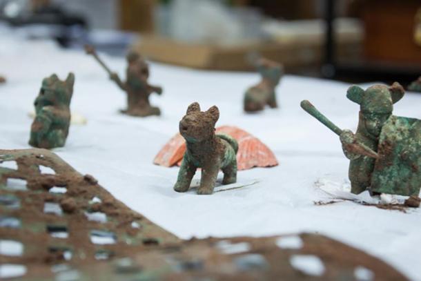 Algunas de las ofrendas de Wari encontradas en Pikillaqta: figurillas de pumas, figuras zoomorfas y guerreros fueron encontradas junto con conchas de spondylus y una hoja de plata. (DDC Cusco)