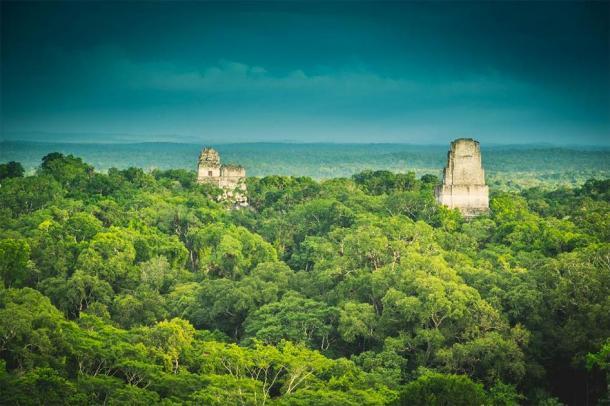 La antigua ciudad de Tikal se eleva sobre la selva tropical en el norte de Guatemala. (Ai / Adobe Stock)