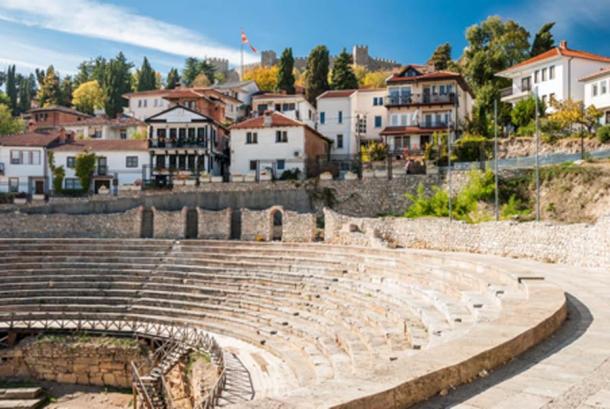 Antiguo teatro romano contra la fortaleza de Samuel en Ohrid, Macedonia (mrotchka / Adobe Stock)