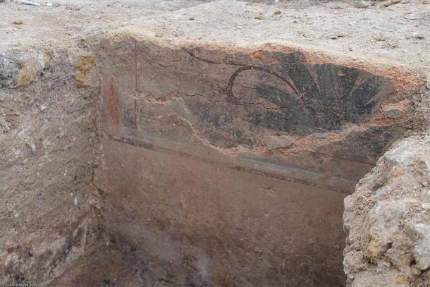 Antiguo yeso pintado en varios colores que representan una decoración floral en las ruinas de una megaestructura romana en Reims, Francia. (Yoann Rabaste / INRAP)