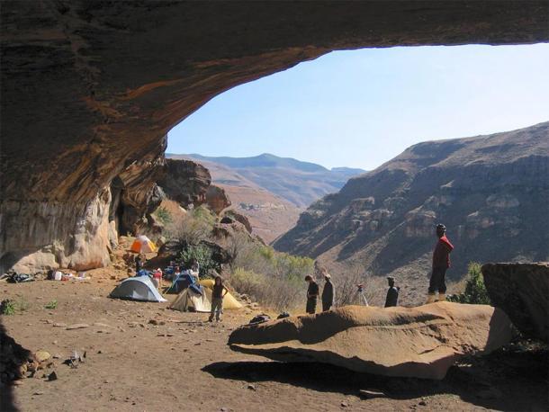 Los arqueólogos trabajan en refugios de rocas en Sehonghong y Melikane en el sur de África. (Brian Stewart / Universidad de Michigan)