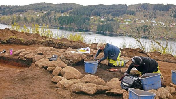 La arqueóloga Cecilia Falkedahl y la líder de excavación Yvonne Dahl en el Museo de la Universidad en el sitio. Elf stream en el fondo. (Imagen: Museo de la Universidad de Bergen)