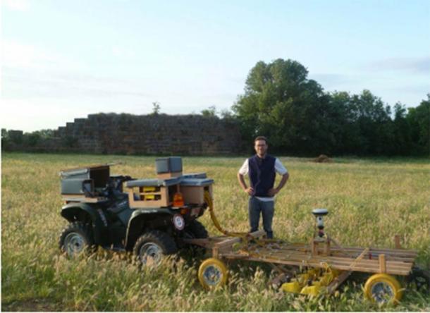 Arqueólogo posando con el kit GPR en Falerii Novi (Imagen: F. Vermeulen / Antiquity Publications)