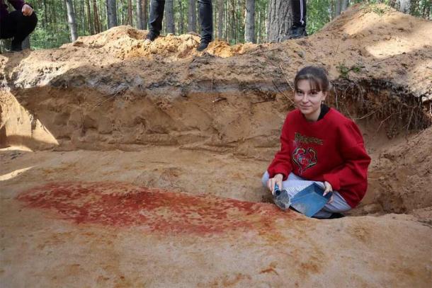 Arqueólogo en el cementerio de la Edad del Cobre. (Universidad Estatal de Petrozavodsk)