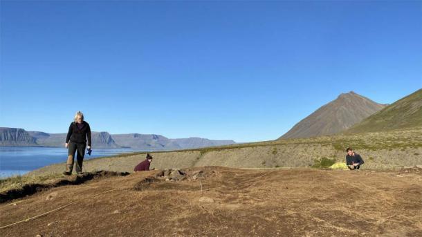 Según la Dra. Margrét Hallmundsdóttir, la arqueóloga que dirige el estudio, la cabaña descubierta en la remota décima granja es "muy grande y el piso tiene al menos diecisiete metros de largo". (Margrét Hallmundsdóttir / RUV)