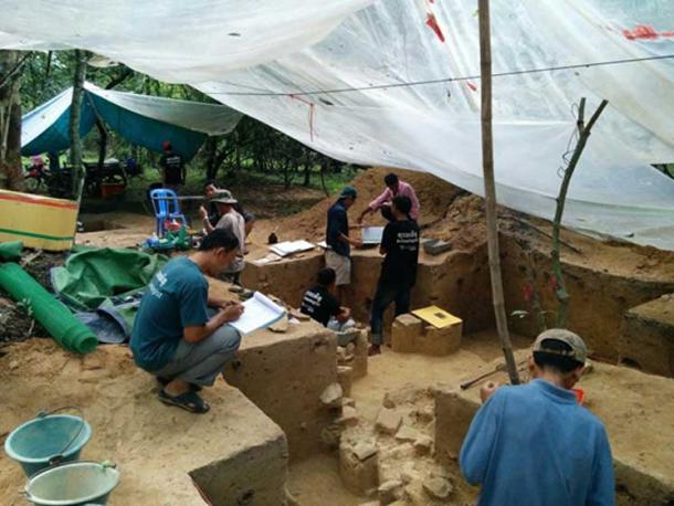 Arqueólogos que excavaron un montículo en el recinto de Angkor Wat en 2015. (Alison Carter / CC BY-SA 4.0)